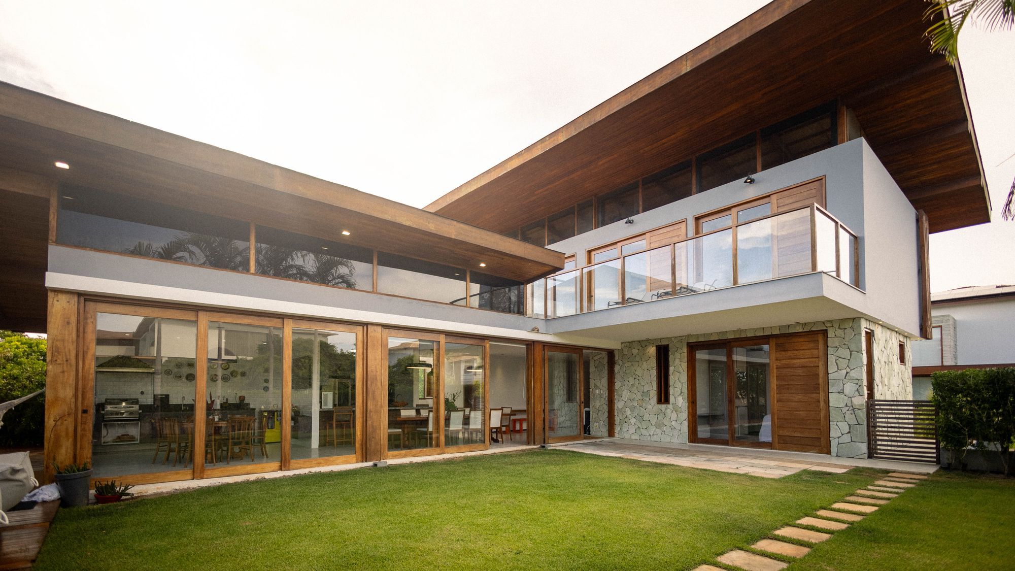 Rear house extension opening onto a deck